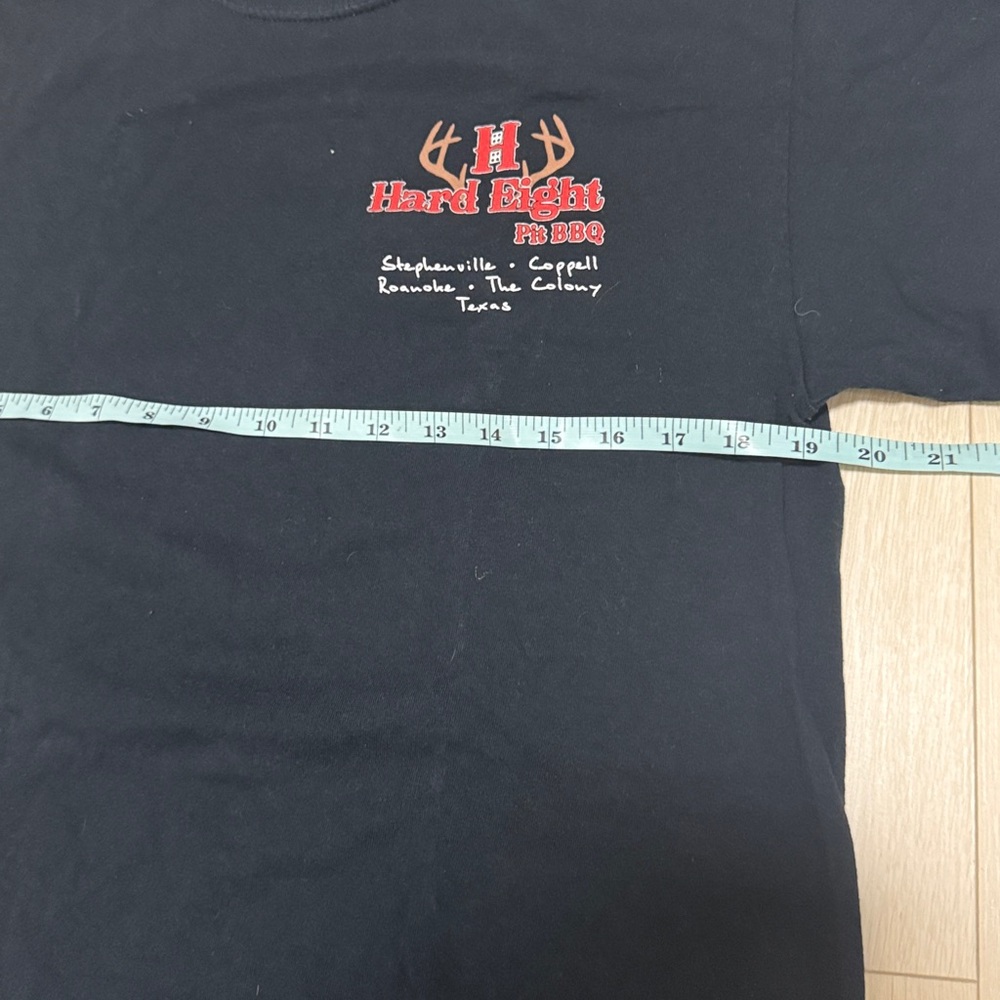 ✨ Texas Hard Eight Pit BBQ Black Graphic Tee with Red Design - Picture 4 of 5